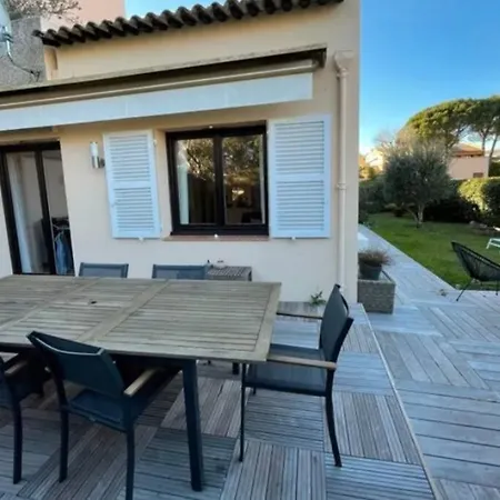 Dans Un Domaine Avec Piscine موجا