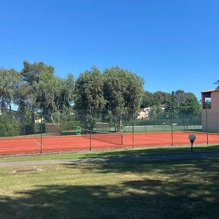 Dans Un Domaine Avec Piscine موجا